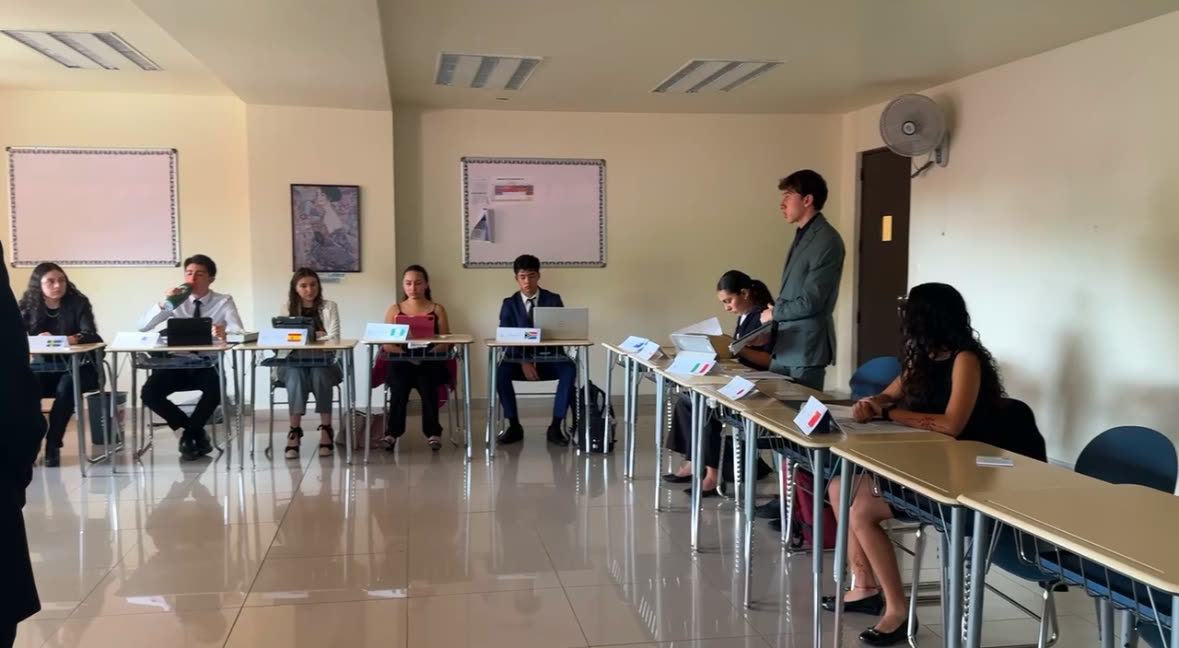 Sala de comité con delegados