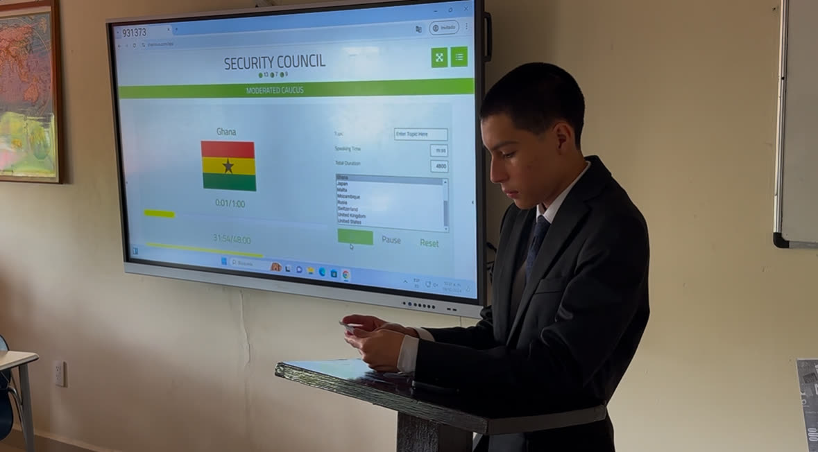Delegado de Bolivia en el estrado frente a la pantalla